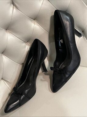 Merona Black Leather Pointed-Toe Heels with Bow Accent Beautiful